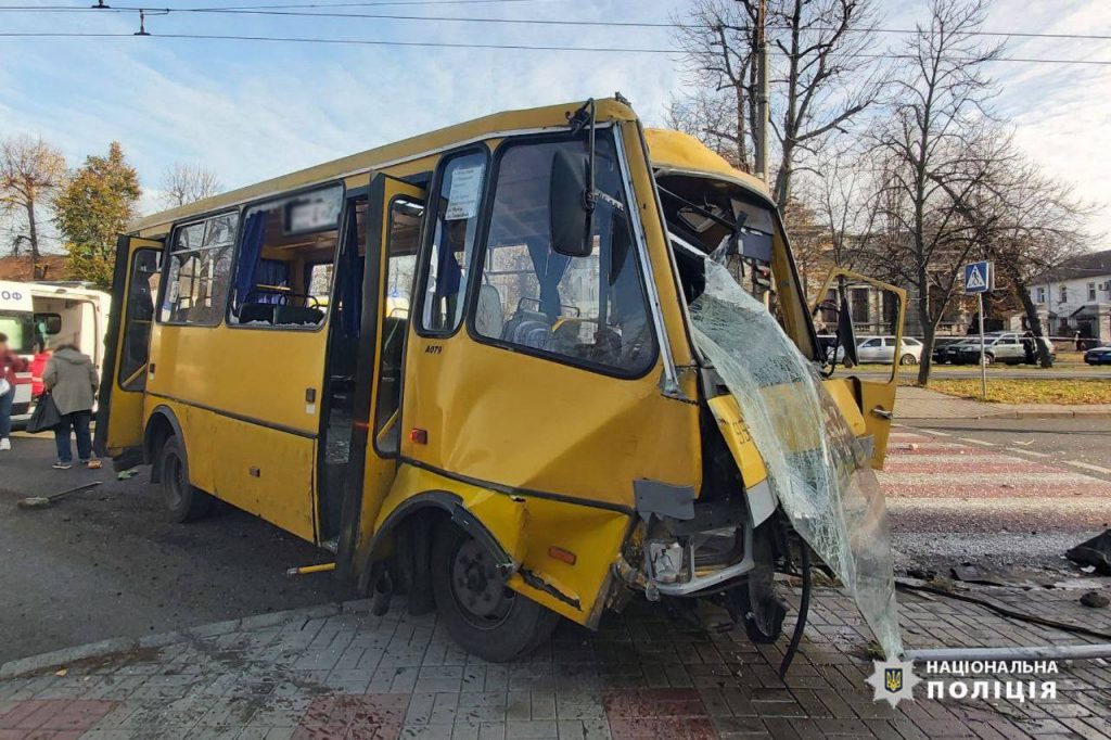 Автобус внаслідок аварії
