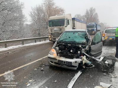 Автомобіль виїхав на зустрічну смугу