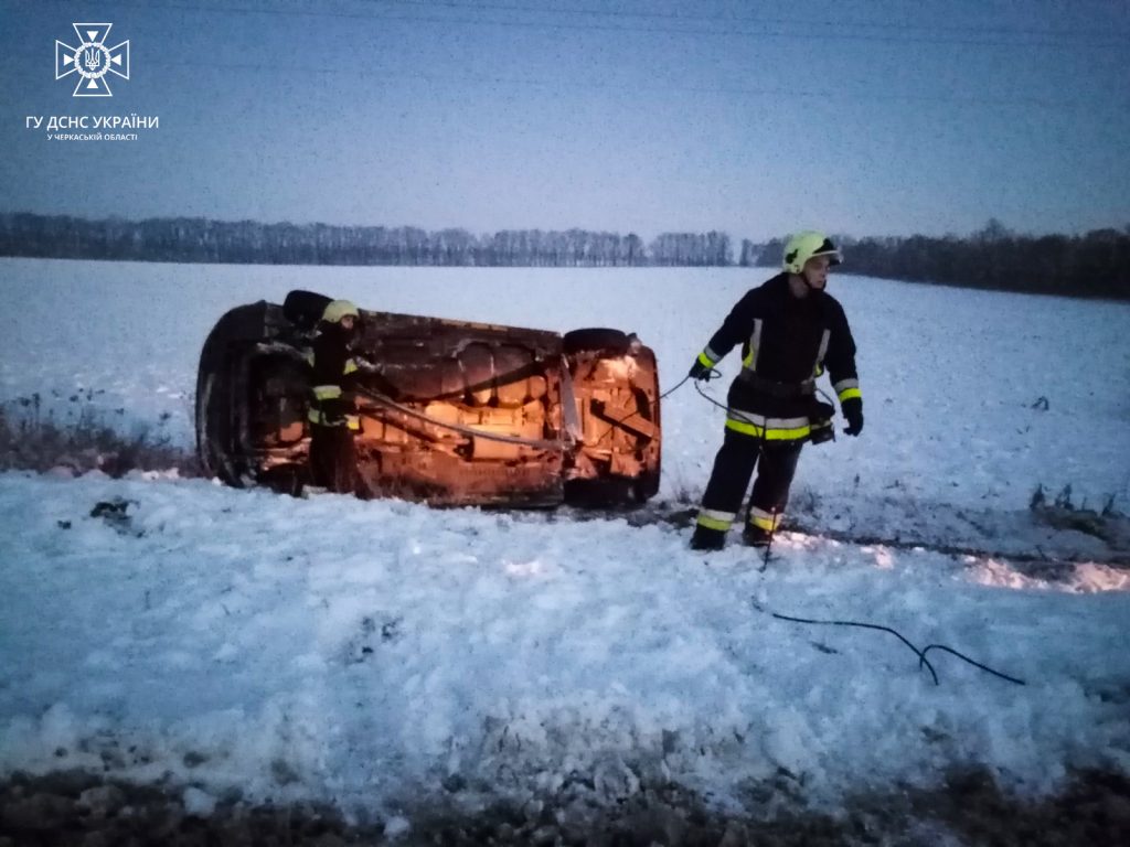 Автомобіль у кюветі 