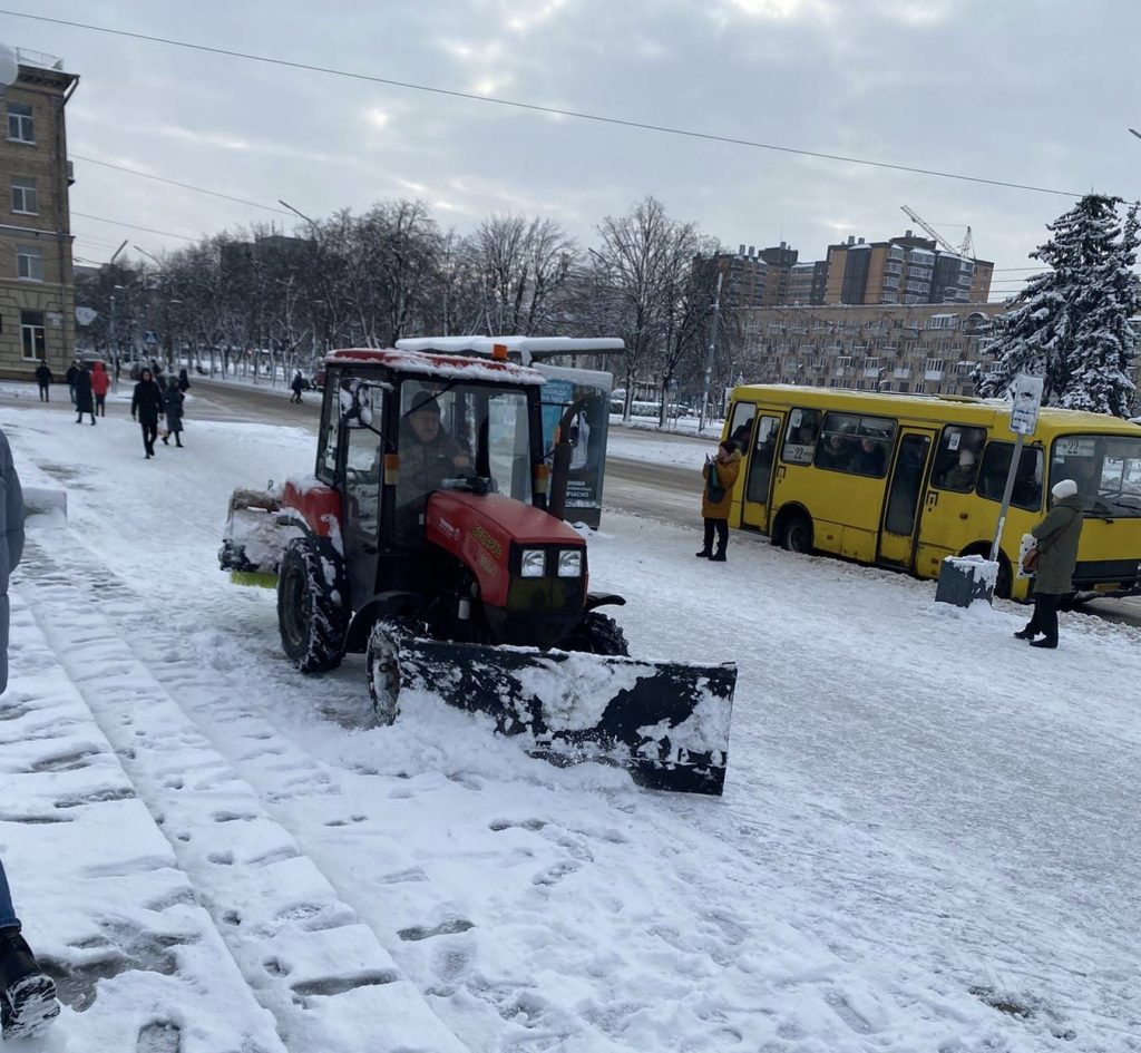 Очищення від снігу зупинок