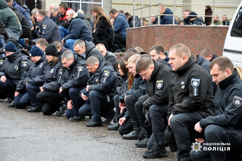 Поліцейські вклонились полеглому поліцейському