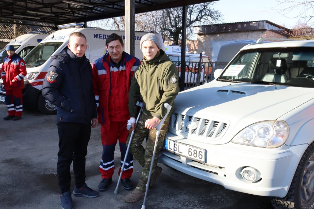 Медики передали автомобілі військовим 