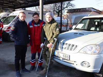 Медики передали автомобілі військовим