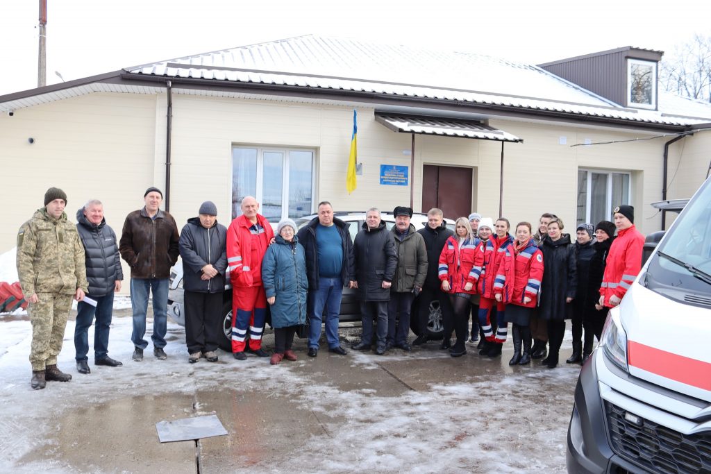 Медики під час передачі автомобіля