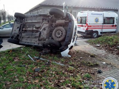 Автомобіль перекинувся