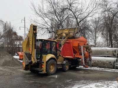 Техніка для обробки дооріг узимку