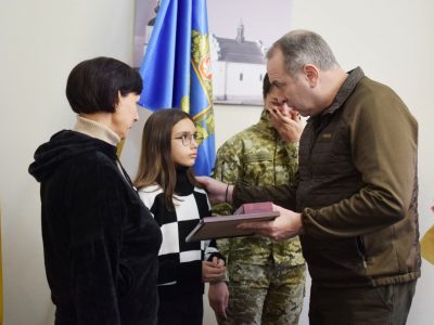 Вручення сім'ям загиблих орденів