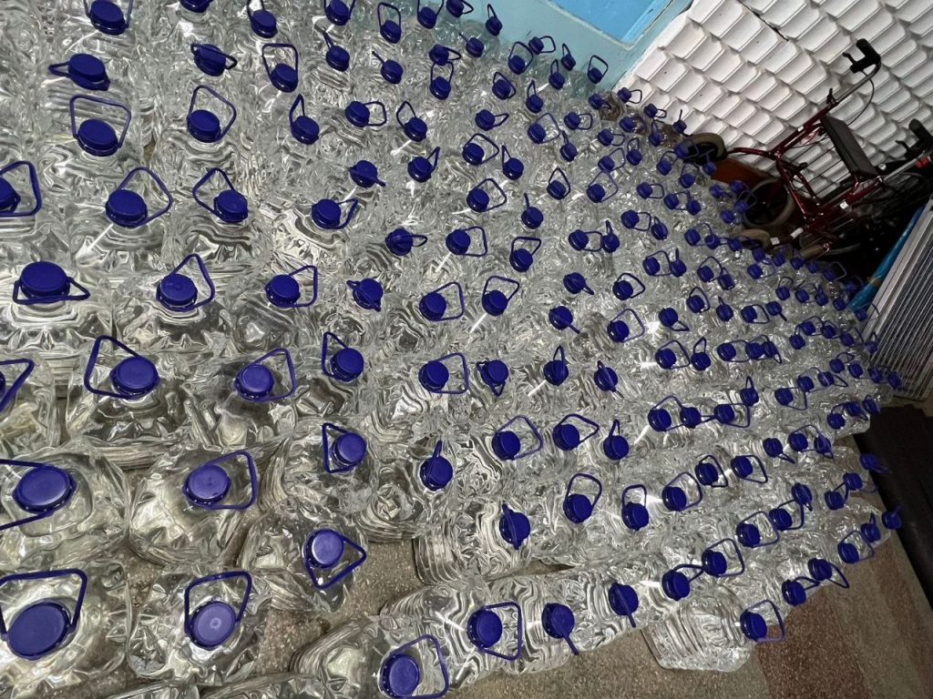 Вода в пляшках