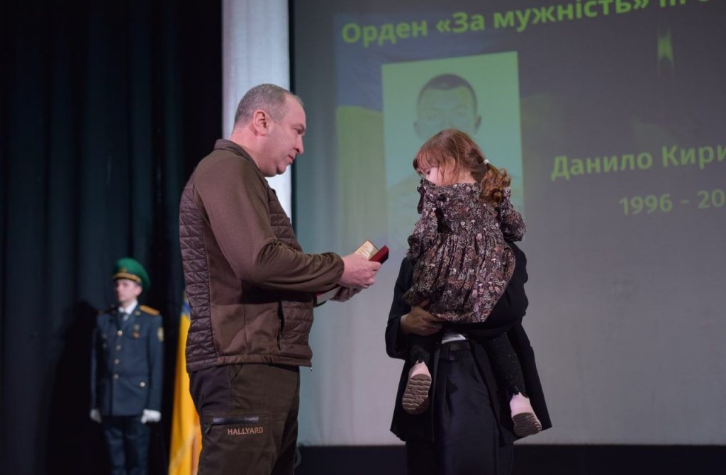 Родина отримує нагороду за полеглого на війні чоловіка