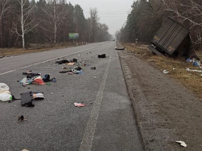 Вантажівка з'їхала з дороги після ДТП