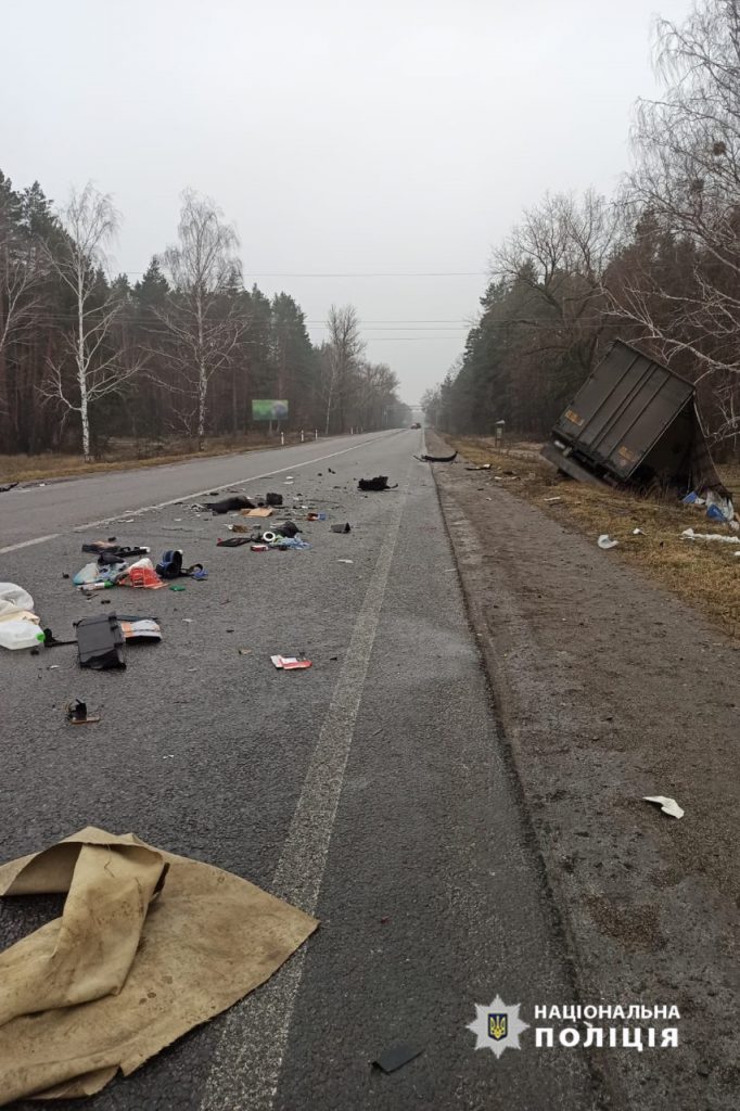 Вантажівка з'їхала з дороги після ДТП