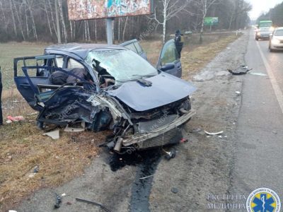 Легковик не розминувся з вантажівкою