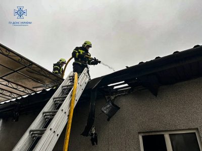 Пожежа в Умані - рятувальник на даху