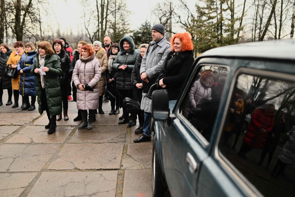 Автомобіль від освітян військовим