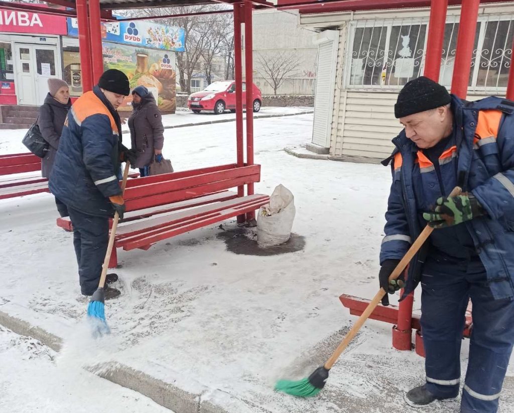 зупинки прибирають від снігу