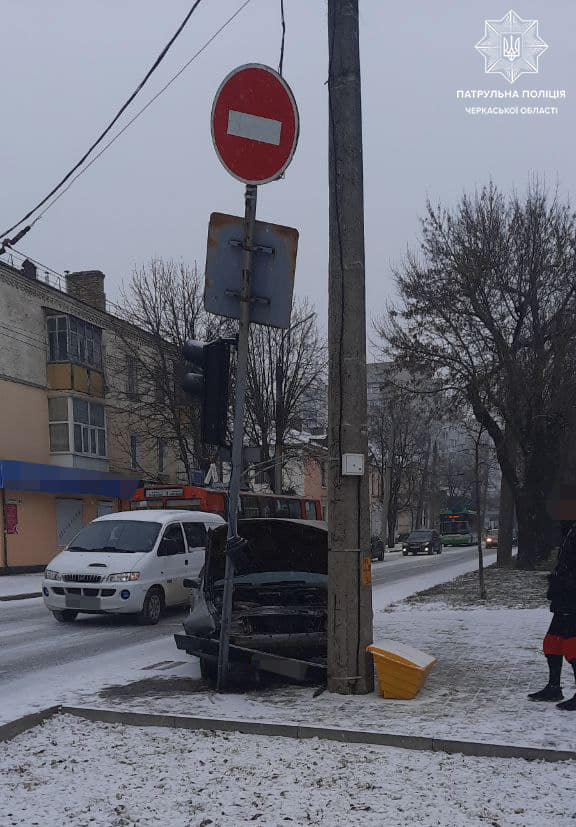 Водій в'їхав у світлофор