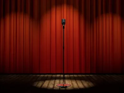 Сцена з мікрофоном