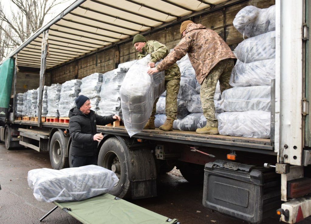 Фура з допомогою військовим