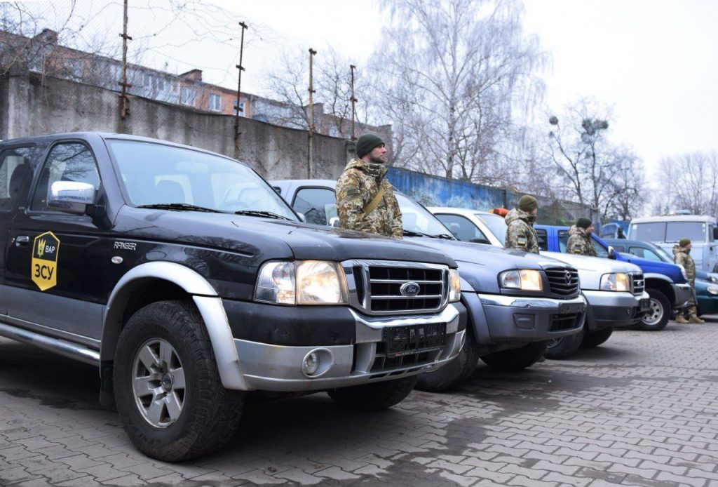 Аграрії передали прикордонникам автомобілі