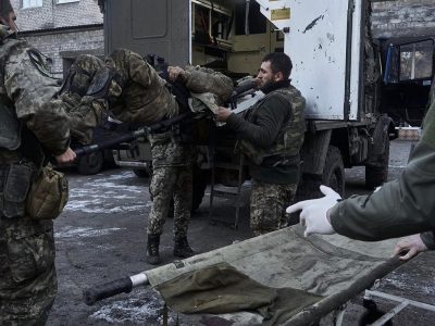 Евакуація пораненого в Бахмуті