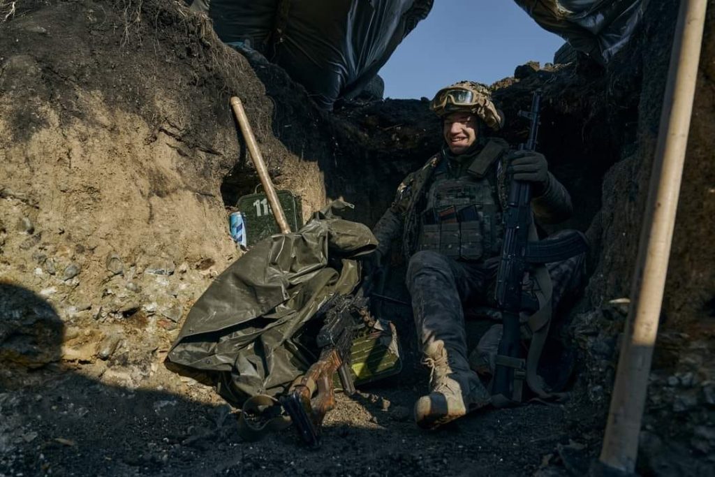 Український солдат в окопі