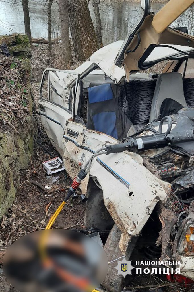 З автомобіля дістають постраждалого