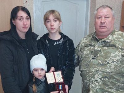 Донька отримала нагороду батька