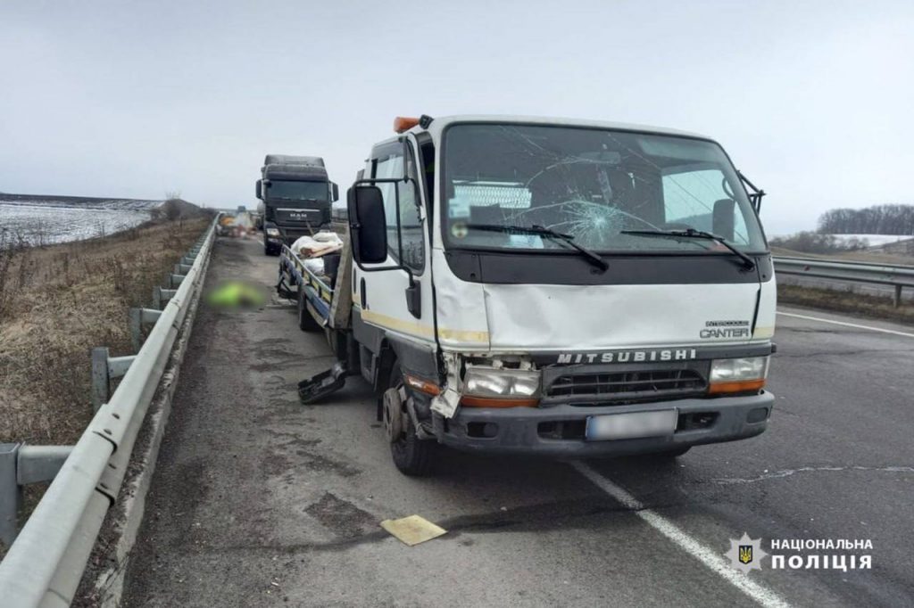 Вантажівка збила працівників