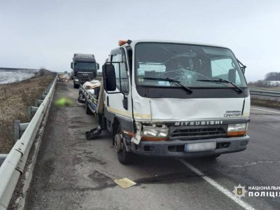 Вантажівка збила працівників