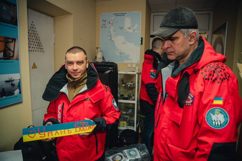 Полярники повернуть табличку Умань на станцію Вернадського