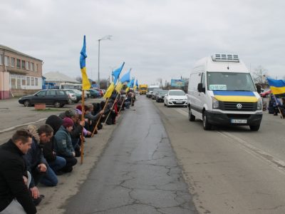 Зустрічають загиблого воїна