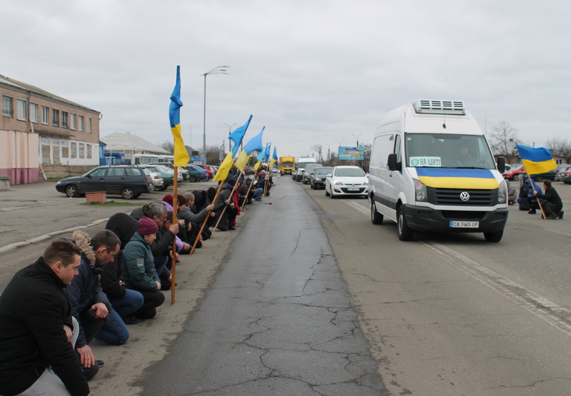 Зустрічають загиблого воїна