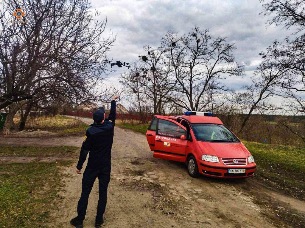 Рятувальники працюють із дроном