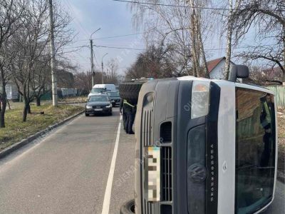 Перекинувся автомобіль внаслідок аварії