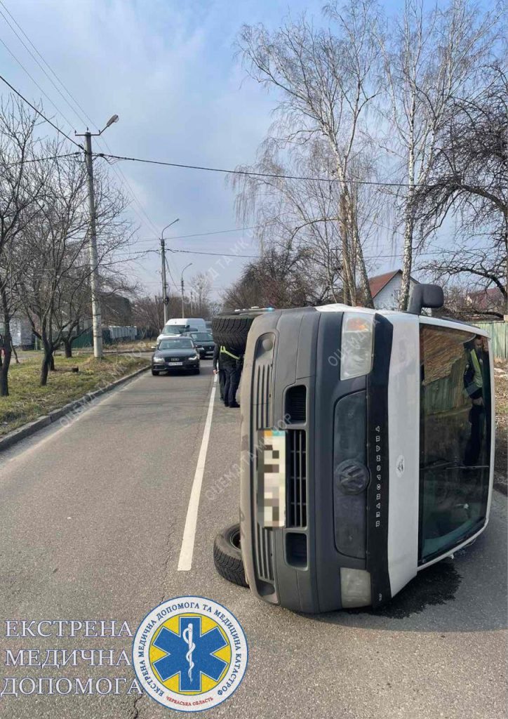 Перекинувся автомобіль внаслідок аварії