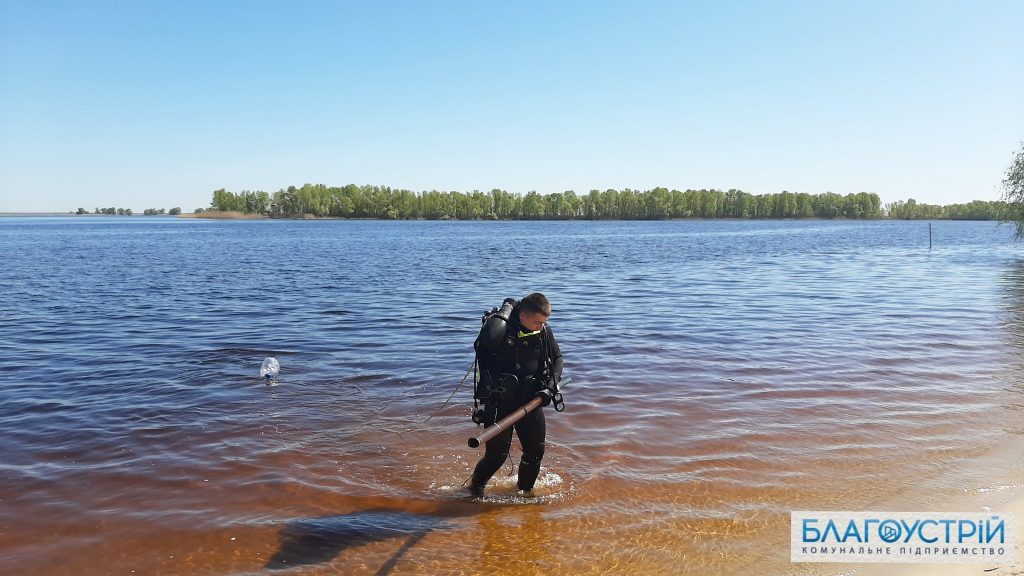 Водолази працюють на пляжах міста 