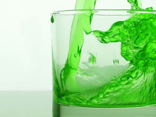 Зелена вода в склянці