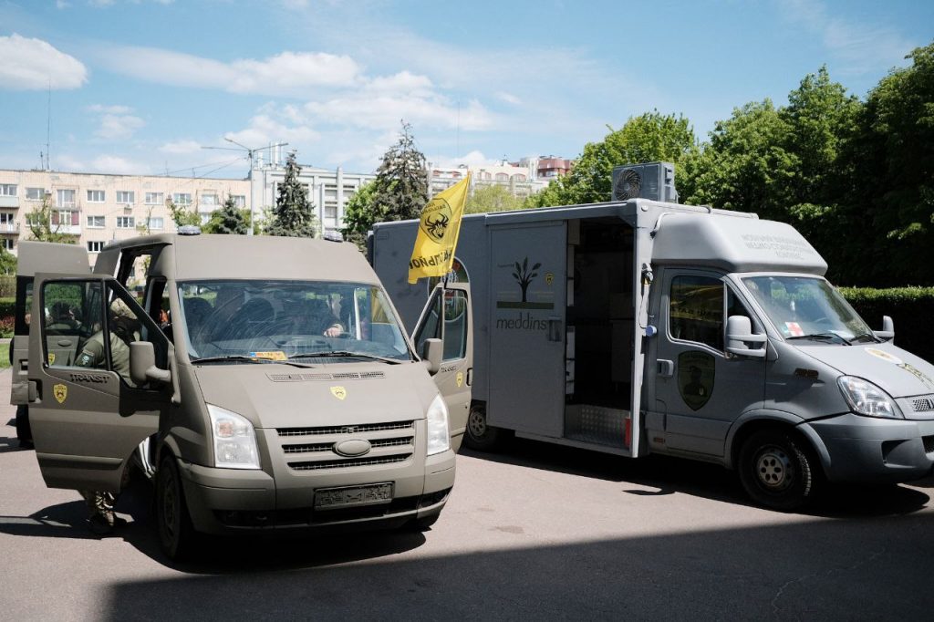 Волонтери придбали захисникам стоматологічний комплекс