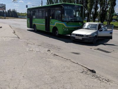 аварія між маршруткою та легковиком