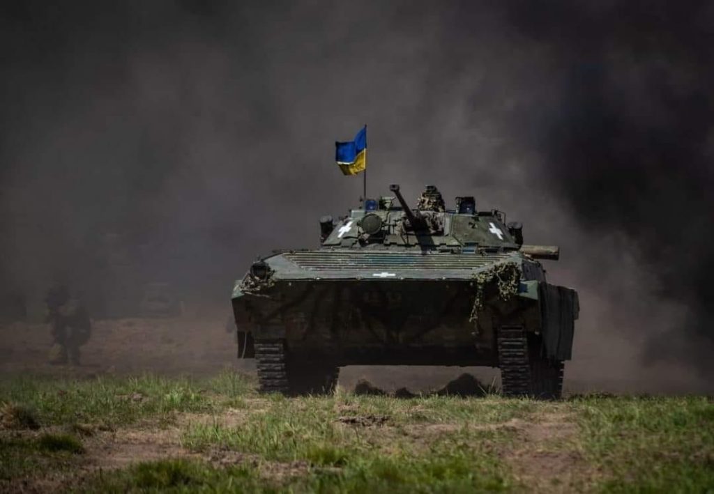 Український танк на полі бою
