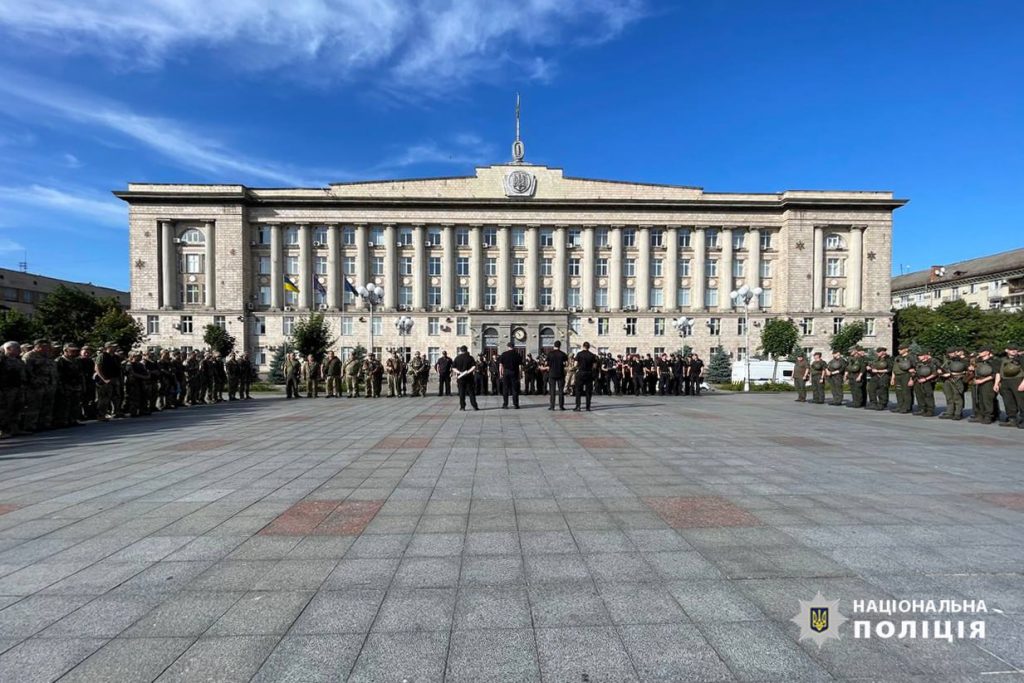 Поліцейські й військові на Соборній площі