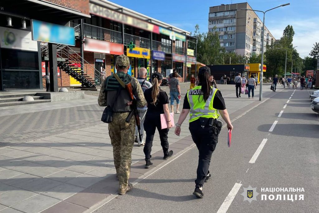 Поліцейські з військовими проводять рейди