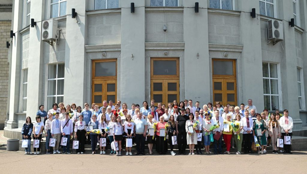 Діти біля будівлі ОДА