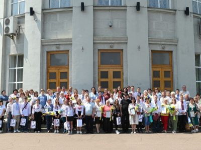 Діти біля будівлі ОДА