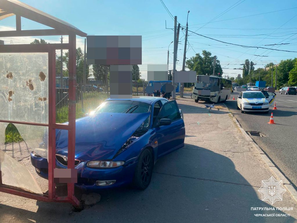 Автівка в'їхала в зупинку