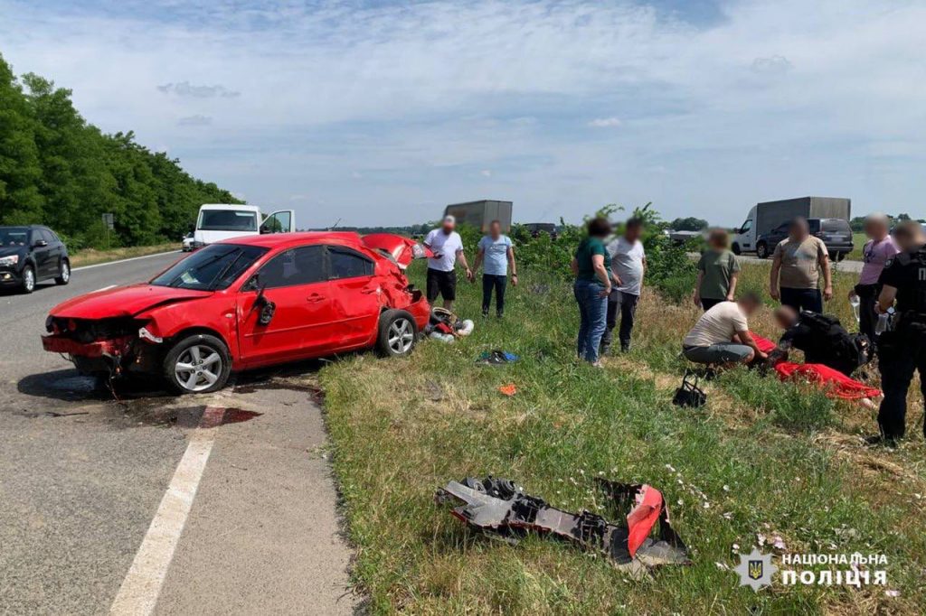 Люди біля автівки, яка втрапила в аварію