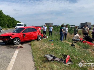 Люди біля автівки, яка втрапила в аварію