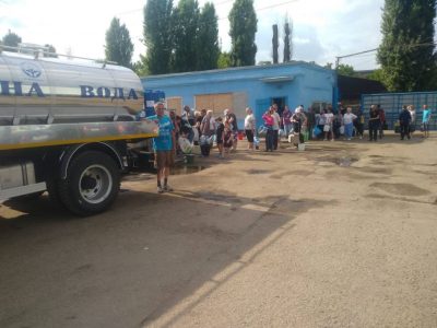 Люди в черзі за водою в Нікополі