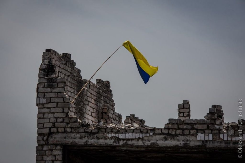 Український прапор на розвалинах будинку
