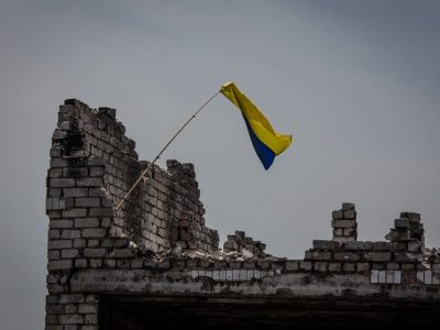 Український прапор на розвалинах будинку